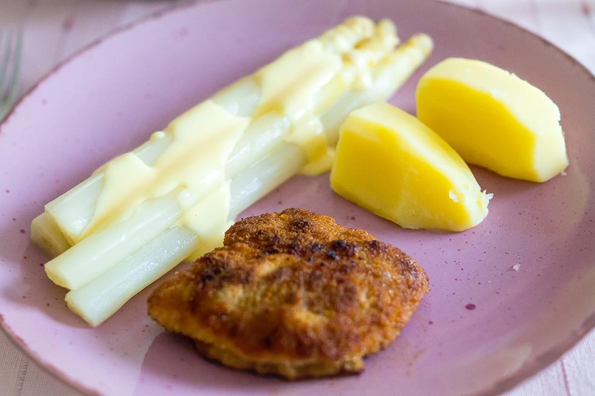 Schnitzel mit Spargel – ganz klassisch mit Kartoffeln und Hollandaise