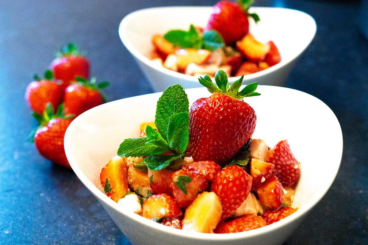 Erdbeersalat mit Feta und Minze