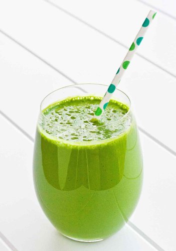 This Quick and Easy Green Smoothie Starts Your Morning Off Right