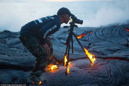 摄影师冒死拍摄火山熔岩流：鞋底起火