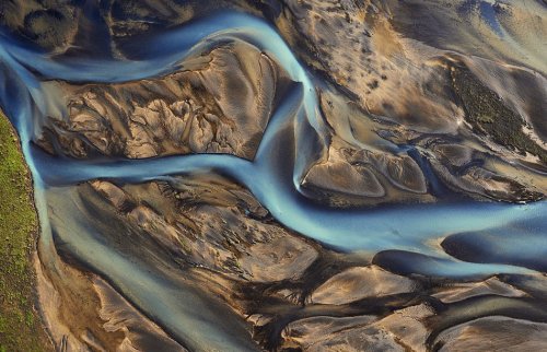 法国摄影师俯拍冰岛冰川魔幻奇景如科幻电影
