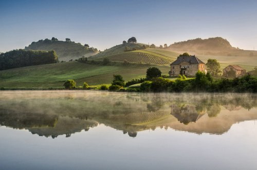 斯洛文尼亚清晨雾升美景:飘过田野落于山间