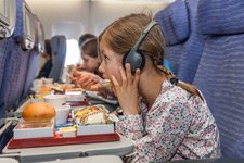 航空餐为何难吃？噪音影响我们感知味道方式