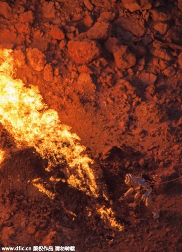男子探险土库曼斯坦“地狱之门”跳下高温火坑