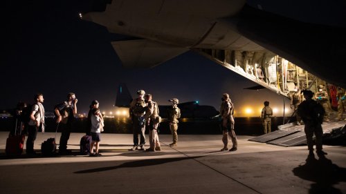 Appel à la France pour accueillir un avion de 145 Afghans ayant "les profils les plus à risque"