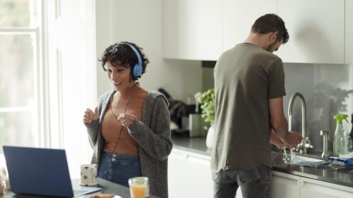 « Chacun sa chambre, chacun ses courses : la colocation amoureuse m’a sauvée de la charge mentale »