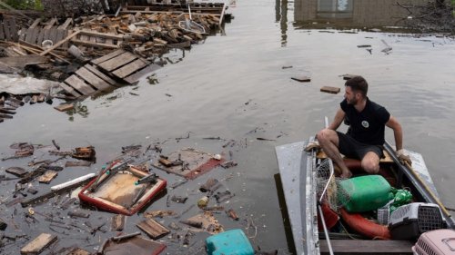 En pleine évacuation de Kherson, la Russie continue de bombarder la ville inondée