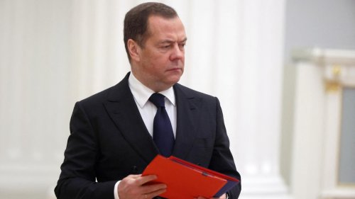Avant la rencontre Xi-Poutine, Medvedev menace la Cour pénale internationale d’une frappe aérienne