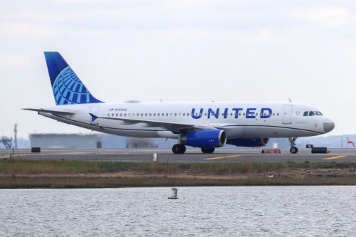 United Pilots Approve Contract with 40% Wage Increases