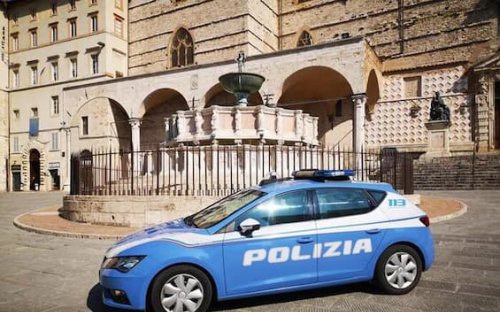 Durante una lite con il compagno chiede aiuto in 'codice'