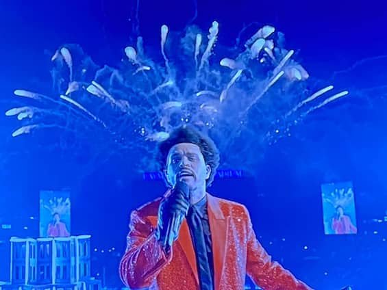 Super Bowl 2021, The Weeknd invade il campo con la sua musica. VIDEO