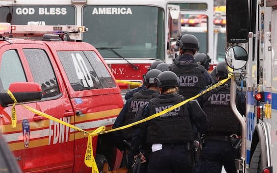 Attentato metropolitana New York, le prime immagini dei soccorsi VIDEO