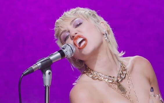 Super Bowl 2021, Miley Cyrus apre la finale di NFL su TikTok. VIDEO