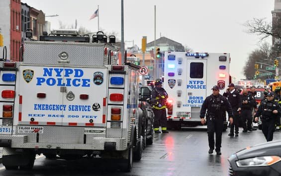 Sparatoria NY, caos in metro a Brooklyn: nessun ordigno esplosivo