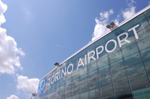 Torino, si sente male dopo il decollo: 30enne muore in aereo