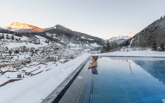 Relax sulla neve, le 20 infinity pool più belle delle Dolomiti. FOTO