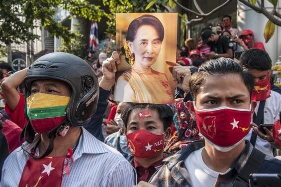 Colpo di Stato in Myanmar, Suu Kyi rischia 2 anni per walkie-talkie