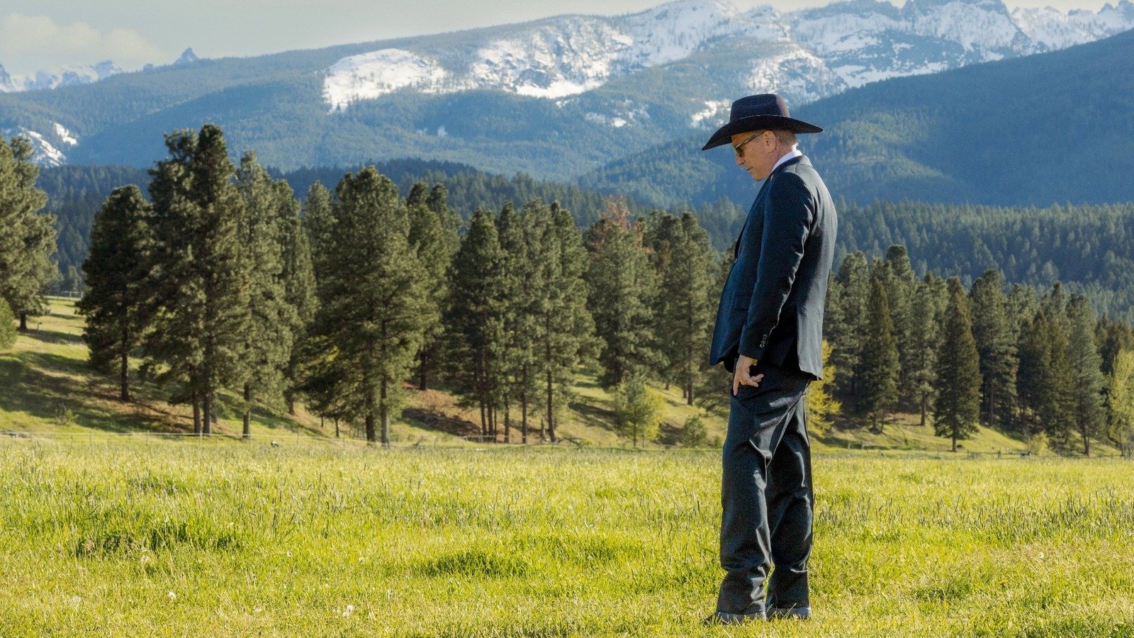 Taylor Sheridan, Jerry Jones rub elbows just before 'Yellowstone' CBS debut