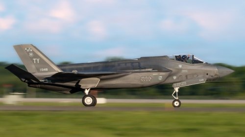 What Speed Do Fighter Jets Land At?