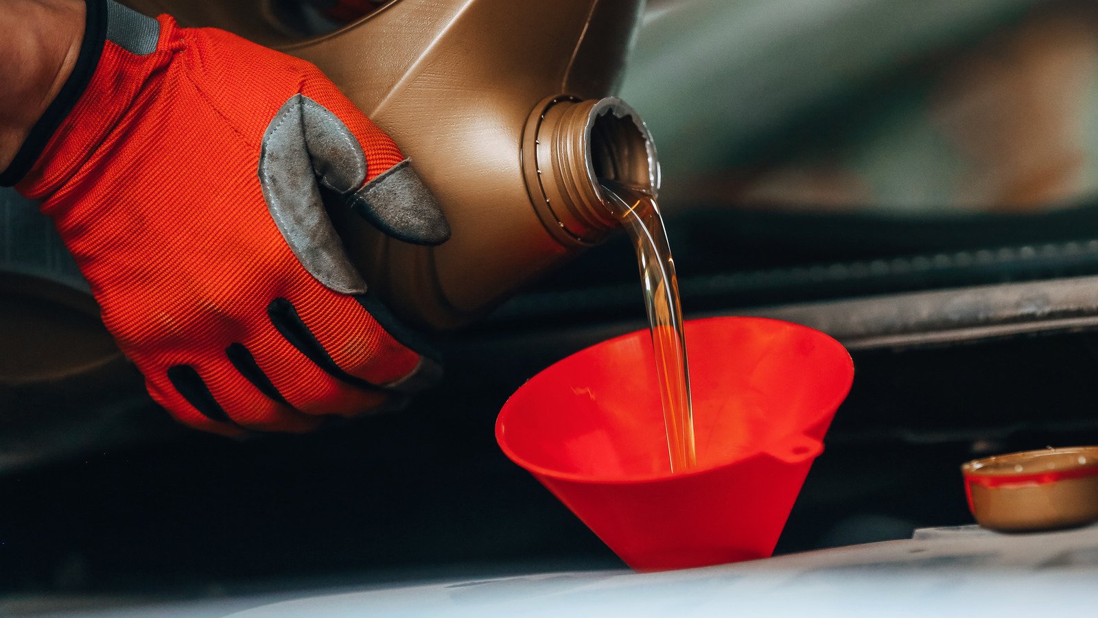 Viral TikTok Mechanic Explains The Key Difference Between Major Oil