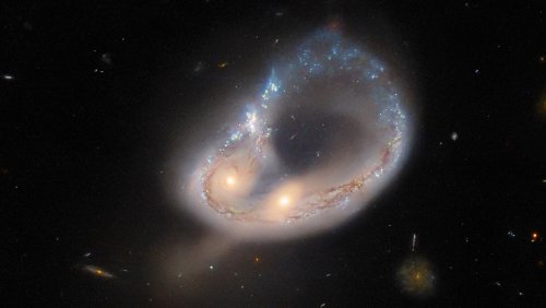 Hubble Snaps Stunning Pictures Of Colliding Galaxies - SlashGear