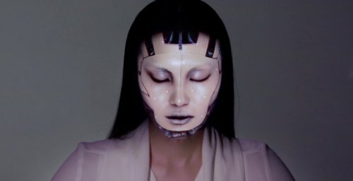 Omote "living makeup" uses mind-blowing projection mapping