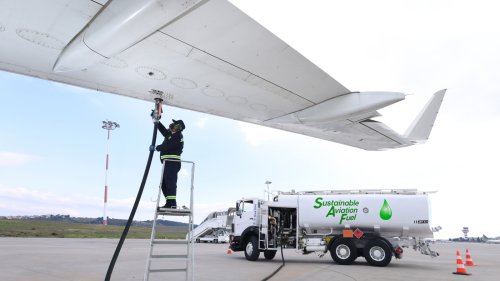 Why Commercial Jets Don't Fly With A Full Tank Of Gas