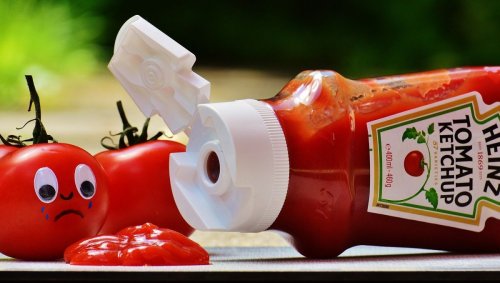 Pourquoi le ketchup gicle-t-il lorsque que la bouteille est presque vide?