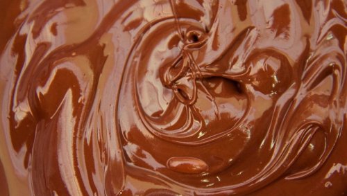Une ouvrière survit grâce à un plongeon dans du chocolat fondu