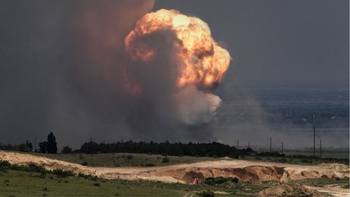 Vidéo: plusieurs explosions massives détruisent un entrepôt de munitions russe, Moscou évoque un accident