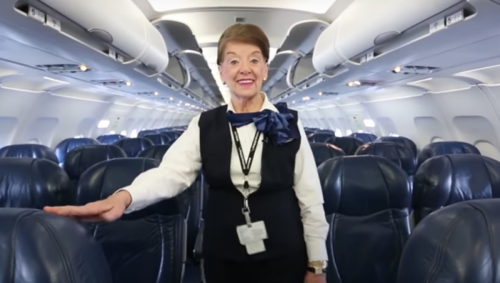 À 86 ans, elle devient la doyenne mondiale des hôtesses de l'air