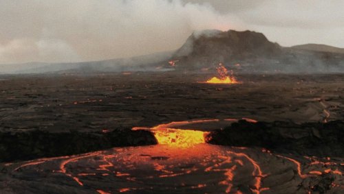Les volcans du monde entier entrent en éruption, cela présage-t-il une catastrophe?