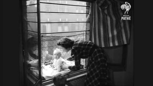 L'histoire de la cage à bébé, l'invention destinée à faire prendre l'air aux nourrissons