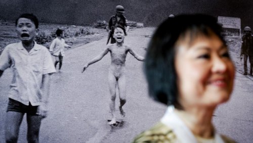 «La petite fille brûlée au napalm» a reçu son dernier soin, cinquante ans après la célèbre photographie