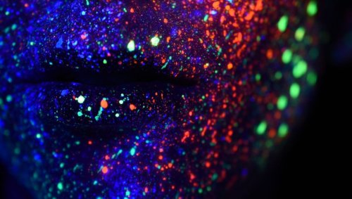 Des scientifiques créent un masque qui brille quand il est en contact avec le Covid