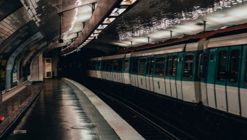 En seulement trois jours à Paris, elle trouve l'amour dans le métro