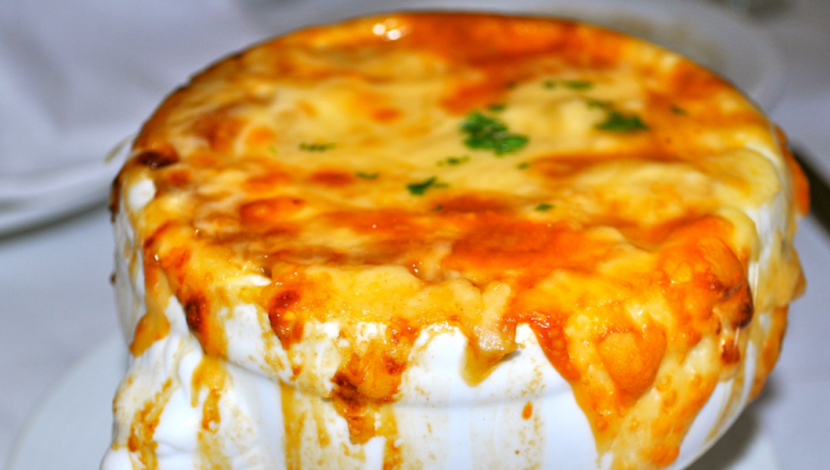 La vraie recette de la soupe à l'oignon gratinée