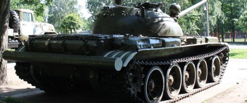 Les Russes ont soudé une armure antidrone de deux mètres sur un char des années 1950