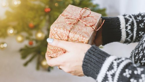 Recevoir des cadeaux de Noël peut être une grosse source d'angoisse
