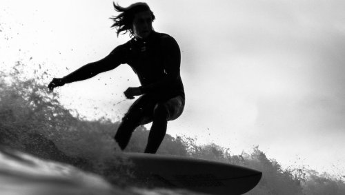 Stéréotypes de genre: le monde du surf a du pain sur la planche