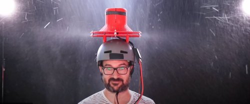 Une turbine sur la tête: ce Géo Trouvetou invente le parapluie le plus con de l'histoire