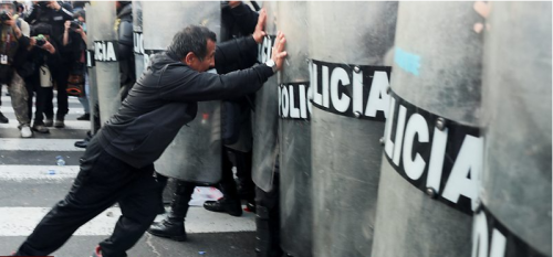 Perú: Policía choca con manifestantes en la capital Lima - La Enciclopedia