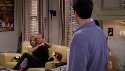 Bruce Willis made this stunning guest appearance on Friends (& it's only because he lost a bet to Mathew Perry)