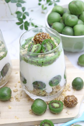 Dessert im Glas mit mini Kiwi, Kokosjoghurt, Grenola – Schnell gemacht