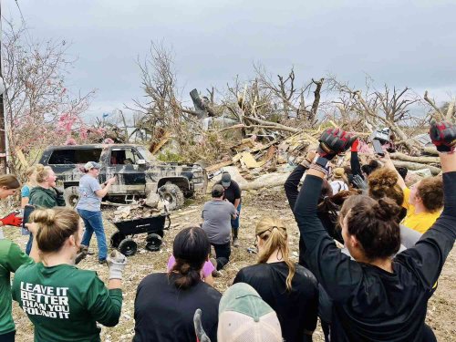 Texas Man Proposes After Volunteers Miraculously Find Engagement Ring 