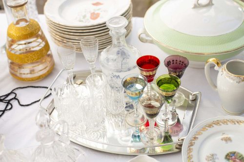 The 8 Things Experienced Estate Sale Shoppers Look For First
