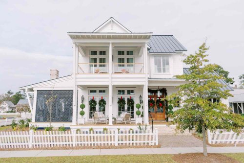 see-the-2022-southern-living-idea-house-all-dressed-up-for-the-holidays