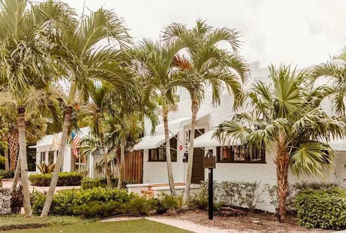 This Hidden Florida Restaurant Serves Fresh Seafood And Homemade Desserts In A 100-Year-Old Home