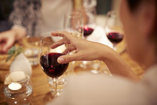 The Proper Way To Hold A Wine Glass