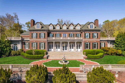 nashville-mansion-with-crystal-chandelier-autographed-by-dolly-parton